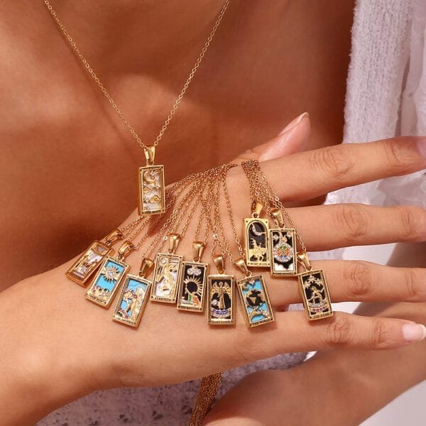 Prime Selected High Quality Stainless Steel 18K Gold Non Tarnish Deck Tarot Card Necklace Vintage Square Tarot Pendant Necklace - Imagen 2