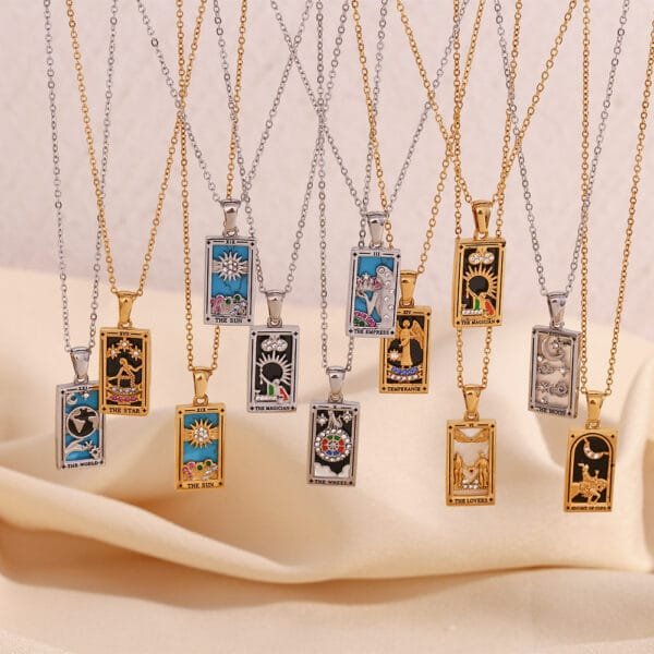 Prime Selected High Quality Stainless Steel 18K Gold Non Tarnish Deck Tarot Card Necklace Vintage Square Tarot Pendant Necklace - Imagen 3