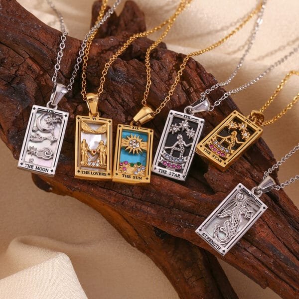 Prime Selected High Quality Stainless Steel 18K Gold Non Tarnish Deck Tarot Card Necklace Vintage Square Tarot Pendant Necklace - Imagen 4
