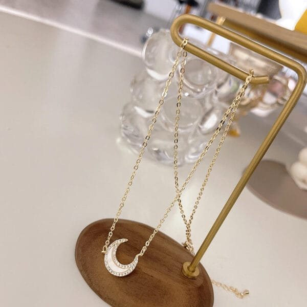 Delicate Gold Plated Bling Cubic Zirconia Shell Moon Necklace Stainless Steel Crescent Pendant Necklace - صورة 3