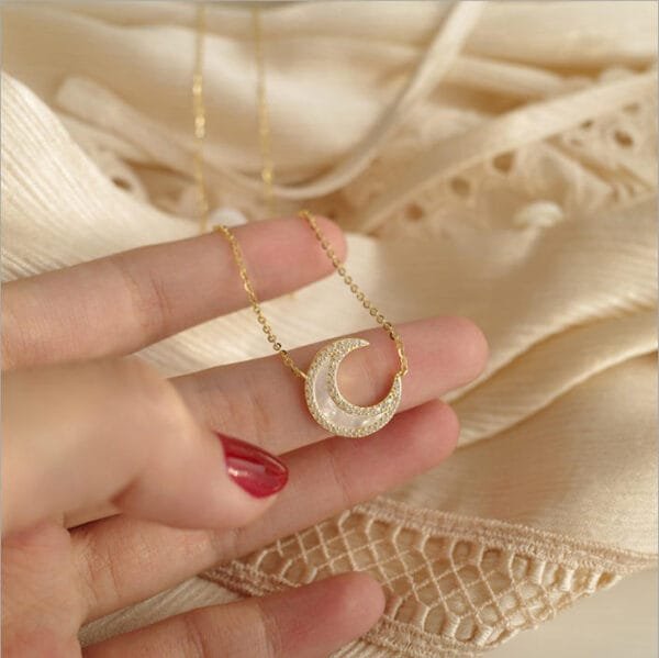 Delicate Gold Plated Bling Cubic Zirconia Shell Moon Necklace Stainless Steel Crescent Pendant Necklace - صورة 5