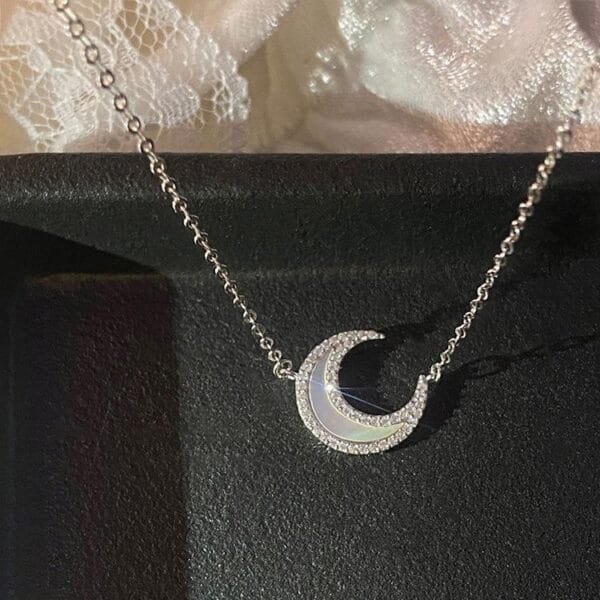 Delicate Gold Plated Bling Cubic Zirconia Shell Moon Necklace Stainless Steel Crescent Pendant Necklace - صورة 6