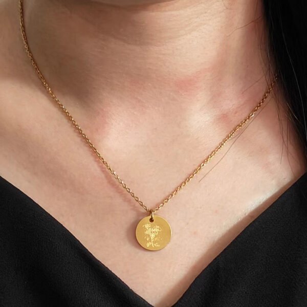 Wholesale Birth Flower Necklace 18K Gold Plated Design Style Women Drop Chain Engraved Disc Custom Name Necklace Pendant - صورة 3