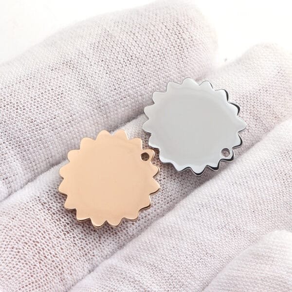 2022 Latest Models Jewelry 18K Gold Plated Stainless Steel Gear Flower Pendant Charms With Wholesale Price - صورة 6