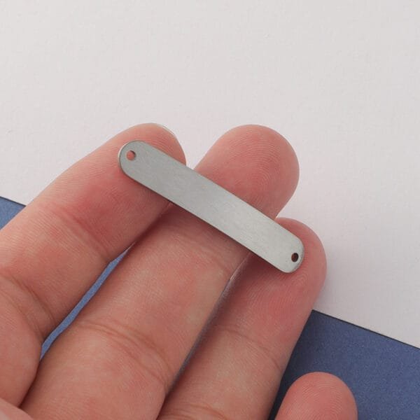 New Popular Custom Logo Brushed Stainless Steel Bend Charms for Bracelets - صورة 4
