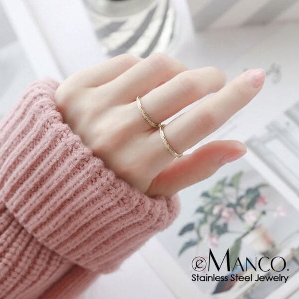 Hot Sales Gold Plated Elegant Fashion Stainless Steel Bands Round Wedding Rings for Women - Image 3