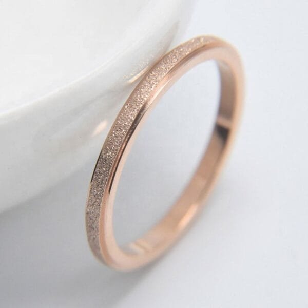 Hot Sales Gold Plated Elegant Fashion Stainless Steel Bands Round Wedding Rings for Women - Image 5